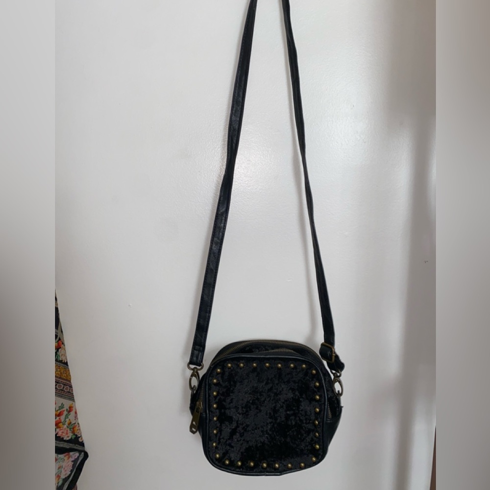 MADDEN GIRL BLACK STUDDED VELVET ADJUSTABLE CROSSBODY